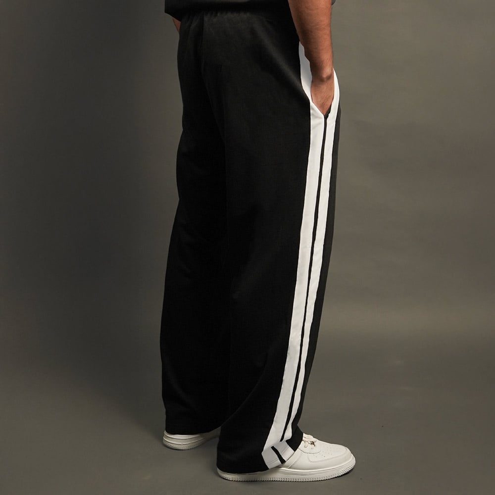 https://img8.hkrtcdn.com/40807/prd_4080677-MuscleBlaze-Straight-Fit-Panel-Trackpants-Black-Small_o.jpg